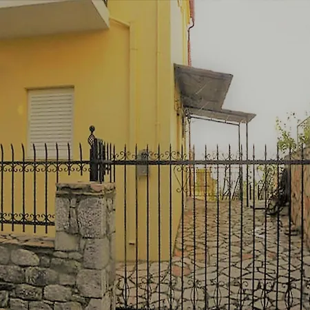 Lejlighed Mani's House A Beautiful Maisonette In A Two Storey House *