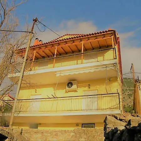 Lejlighed Mani's House A Beautiful Maisonette In A Two Storey House *