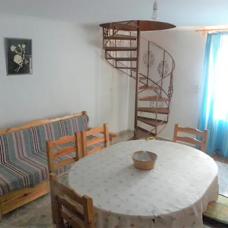 Lejlighed Mani's House A Beautiful Maisonette In A Two Storey House *