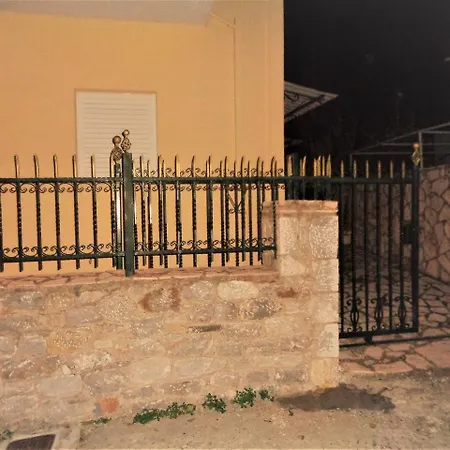 Mani's House A Beautiful Maisonette In A Two Storey House Lejlighed