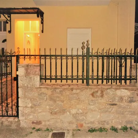 Mani's House A Beautiful Maisonette In A Two Storey House Lejlighed